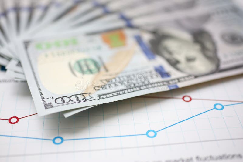 Enormer Satz US-Geld hinlegend auf wichtigem Finanzdokument lizenzfreie stockbilder Enormer Satz US-Geld hinlegend auf wichtigem Finanzdokument lizenzfreie stockbilder