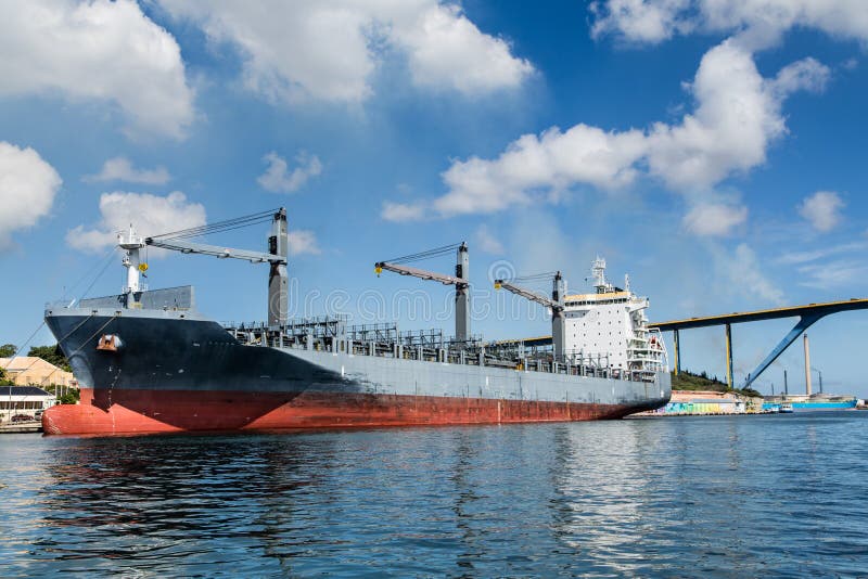Enormer Tanker koppelte in Curaçao unter Nizza Himmel an stockbild Enormer Tanker koppelte in Curaçao unter Nizza Himmel an stockbild