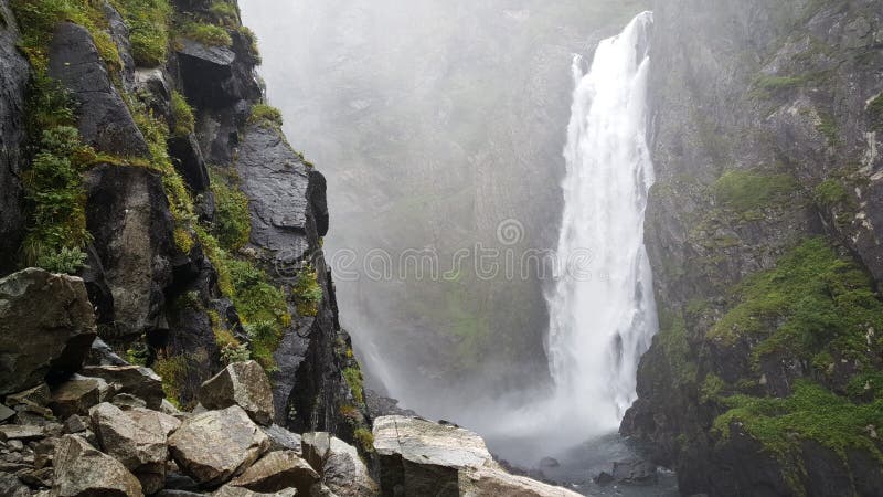 Enormer Wasserfall lizenzfreie stockfotos
