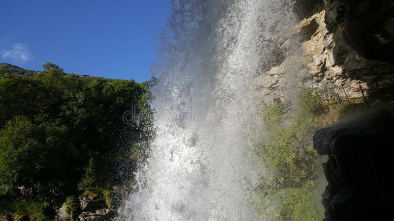 Enormer Wasserfall stockfotografie