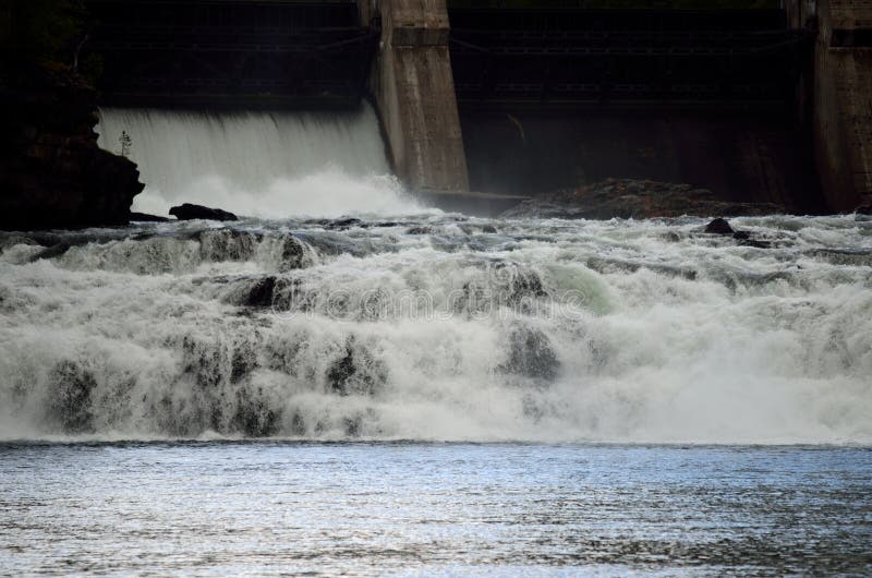 Enormer Wasserfall als konkrete Wassersperre öffnet sich stockfotos