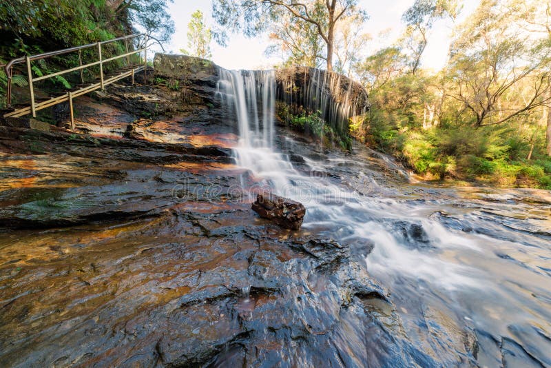 Enormer Wasserfall mit Felsenbettnatur-Landschaftshintergrund lizenzfreie stockfotos
