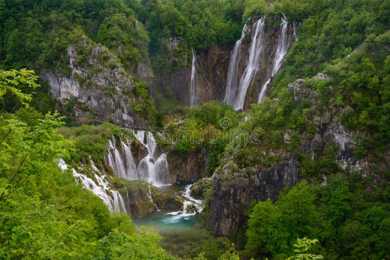 Enormer Wasserfall unter üppigem Laub stockfotos