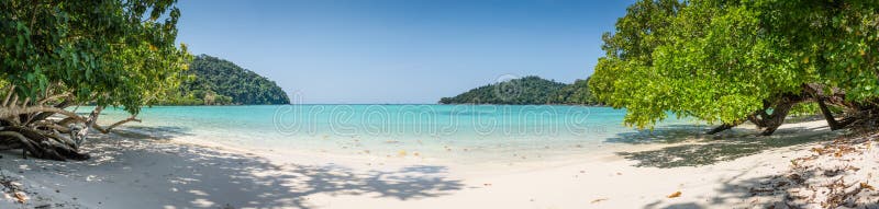 Enormes Panorama-wilder tropischer Strand. Turuoise-Meer in Surin-Insel Marine Park. Thailand. lizenzfreies stockbild Enormes Panorama-wilder tropischer Strand. Turuoise-Meer in Surin-Insel Marine Park. Thailand. lizenzfreies stockbild