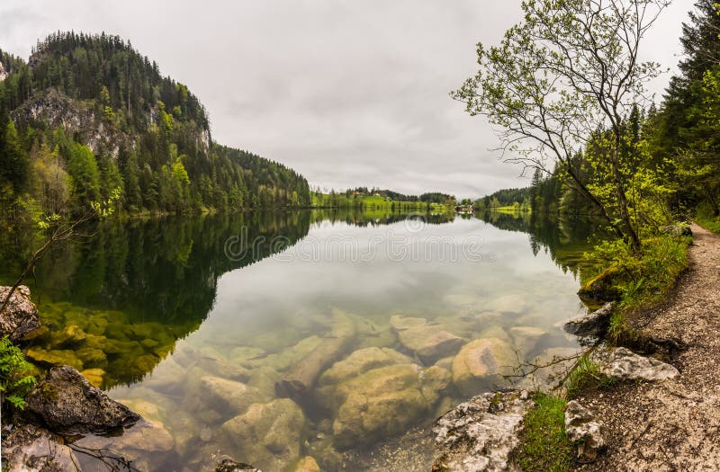 Enormi rocce in un lago di montagna con splendide riflessioni dal panorama paesaggistico