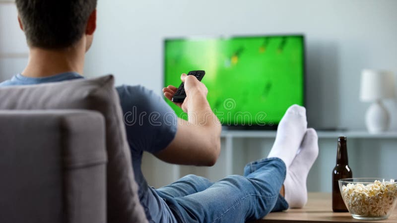 Enregistrement de observation de supporter de match de football manqué, technologie futée moderne de TV photos libres de droits Enregistrement de observation de supporter de match de football manqué, technologie futée moderne de TV photos libres de droits