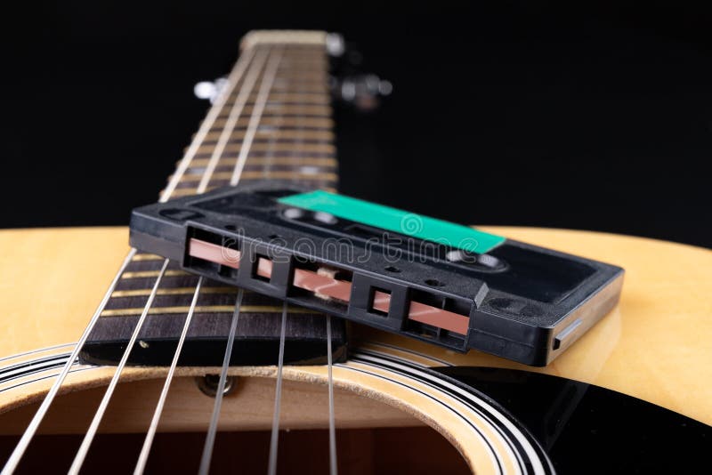 Enregistreur ? cassettes de guitare acoustique et Instrument de musique et vieux transporteur de musique photos libres de droits Enregistreur ? cassettes de guitare acoustique et Instrument de musique et vieux transporteur de musique photos libres de droits