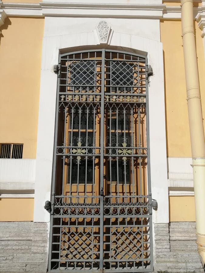 Enrejado forjado de la puerta del templo con el ornamento fotografía de archivo libre de regalías Enrejado forjado de la puerta del templo con el ornamento fotografía de archivo libre de regalías