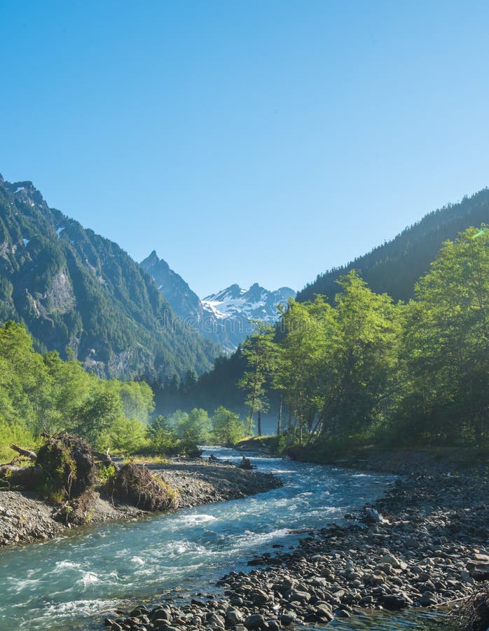 Enrolamento do rio de turquesa através das montanhas olímpicas em um claro fotos de stock Enrolamento do rio de turquesa através das montanhas olímpicas em um claro fotos de stock