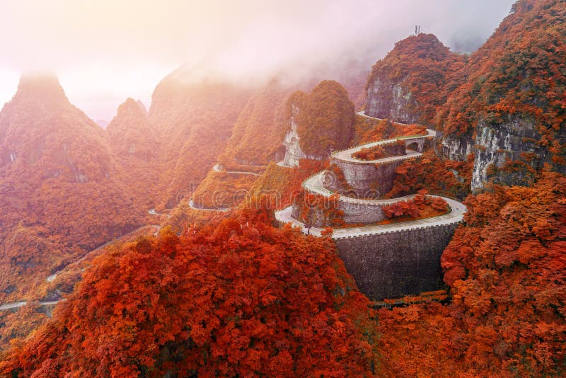 enroulement et route de courbes en parc national de montagne de Tianmen, Hunan image stock enroulement et route de courbes en parc national de montagne de Tianmen, Hunan image stock