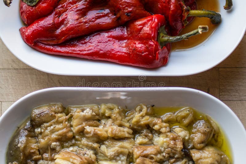 Ensalada adobada de la pimienta roja y de la berenjena imagenes de archivo Ensalada adobada de la pimienta roja y de la berenjena imagenes de archivo