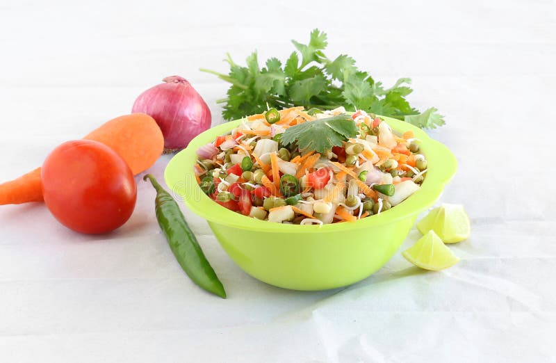 Ensalada brotada comida vegetariana india sana de Moong fotografía de archivo libre de regalías Ensalada brotada comida vegetariana india sana de Moong fotografía de archivo libre de regalías