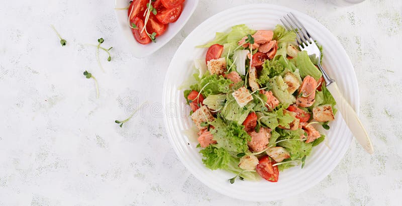 Ensalada César Con Salmón Menú Pescado Mariscos - Ensalada De Salmón Y Esar  Con Salmón Menú Pescado Foto de archivo - Imagen de iceberg, travieso:  166560944