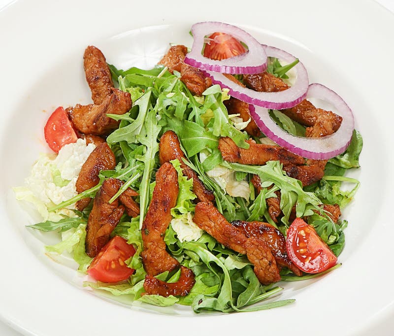 Ensalada caliente de la carne de vaca con el filete de carne de vaca, tomates de cereza, mezcla de la ensalada, salsas fotografía de archivo Ensalada caliente de la carne de vaca con el filete de carne de vaca, tomates de cereza, mezcla de la ensalada, salsas fotografía de archivo