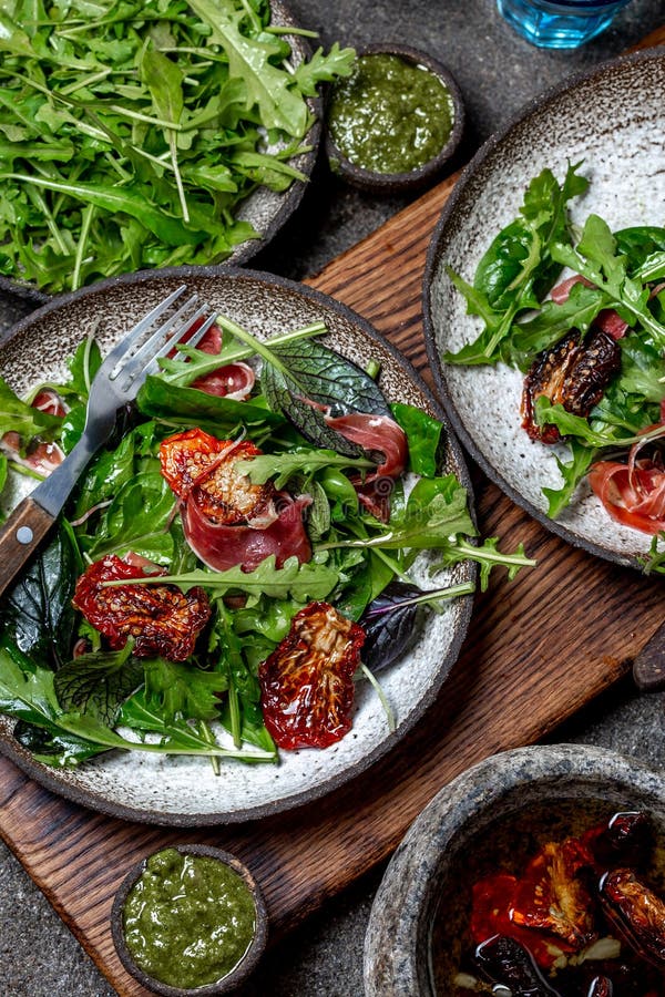 Ensalada con arugula, espinacas, tomate seco y serrano de jamón paleta iberica Receta de keto de carbohidratos bajos fotos de archivo Ensalada con arugula, espinacas, tomate seco y serrano de jamón paleta iberica Receta de keto de carbohidratos bajos fotos de archivo