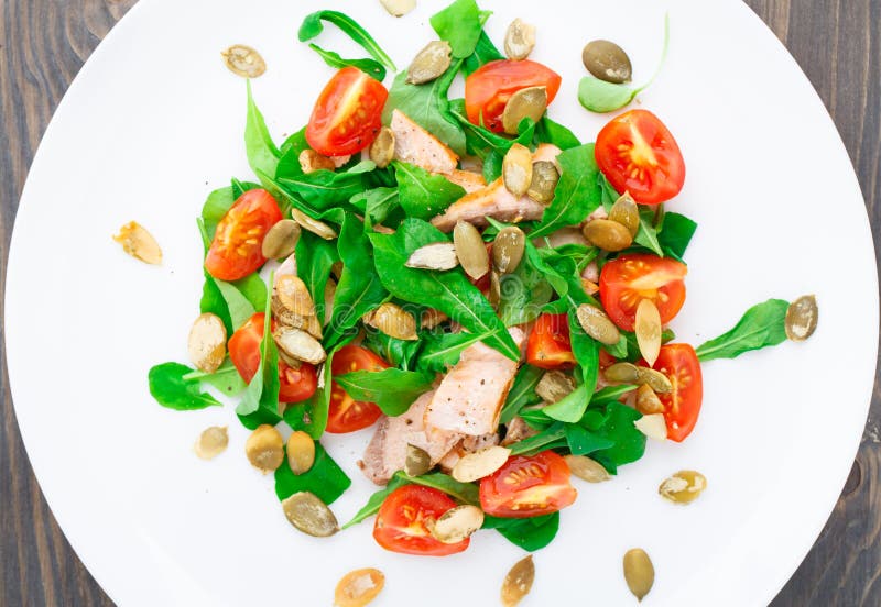 Ensalada con el tomate del arugula, de los salmones y de cereza foto de archivo libre de regalías Ensalada con el tomate del arugula, de los salmones y de cereza foto de archivo libre de regalías