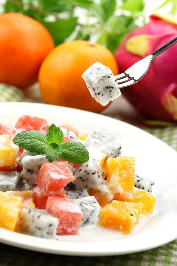 Ensalada con las frutas frescas fotografía de archivo Ensalada con las frutas frescas fotografía de archivo