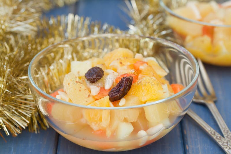 Ensalada de fruta en cuenco en fondo azul imagenes de archivo Ensalada de fruta en cuenco en fondo azul imagenes de archivo