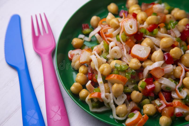 Ensalada De Garbanzos Deliciosa Y Saludable Con Surimi De Cangrejo
