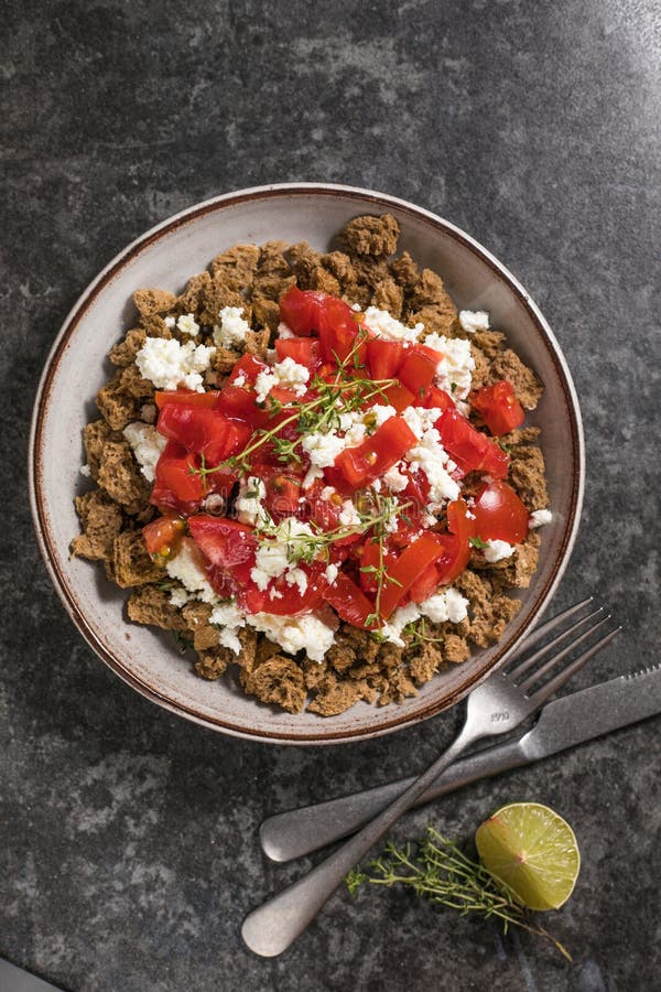 Ensalada De Grecia Dakos. Bizcochos Con Tomates Y Queso Feta Imagen de ...