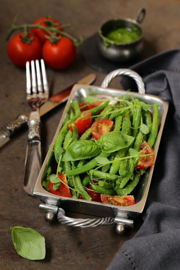 Ensalada de habas verdes imagen de archivo libre de regalías