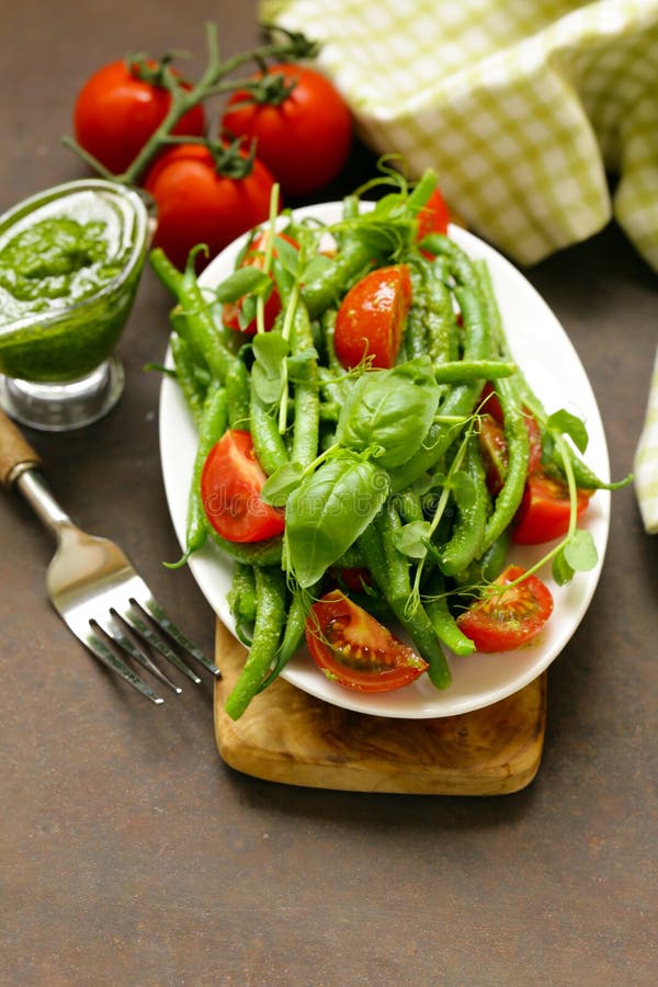 Ensalada de habas verdes imagen de archivo