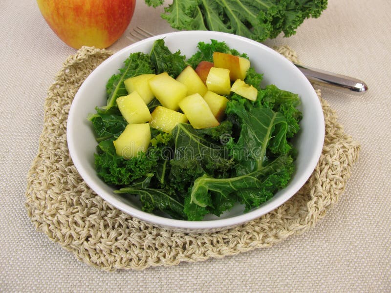 Ensalada de la col rizada con la manzana cocida imagen de archivo Ensalada de la col rizada con la manzana cocida imagen de archivo