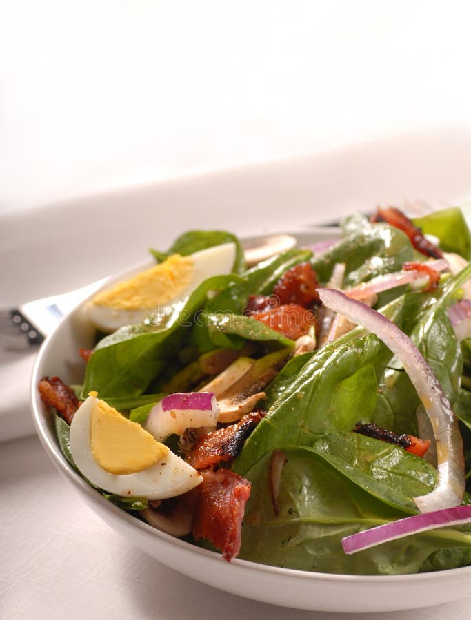 Ensalada Con Tocino Y El Primer De Las Verduras En Una Tabla De Madera