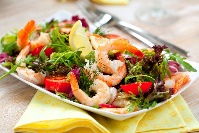 Ensalada de la gamba Ensalada simple y sana del camarón, de los verdes mezclados y de los tomates imagen de archivo libre de regalías Ensalada de la gamba Ensalada simple y sana del camarón, de los verdes mezclados y de los tomates imagen de archivo libre de regalías