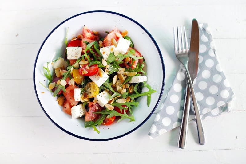 Ensalada de la sandía con el queso feta y el arugula, almendras tostadas foto de archivo Ensalada de la sandía con el queso feta y el arugula, almendras tostadas foto de archivo