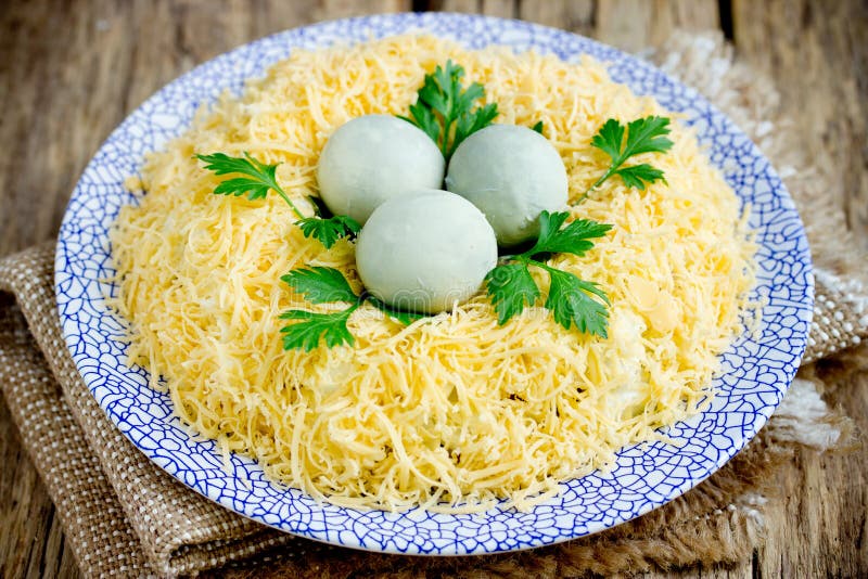 Ensalada de Pascua de la jerarquía del pájaro adornada con las yemas de huevo y el queso hervidos fotos de archivo Ensalada de Pascua de la jerarquía del pájaro adornada con las yemas de huevo y el queso hervidos fotos de archivo