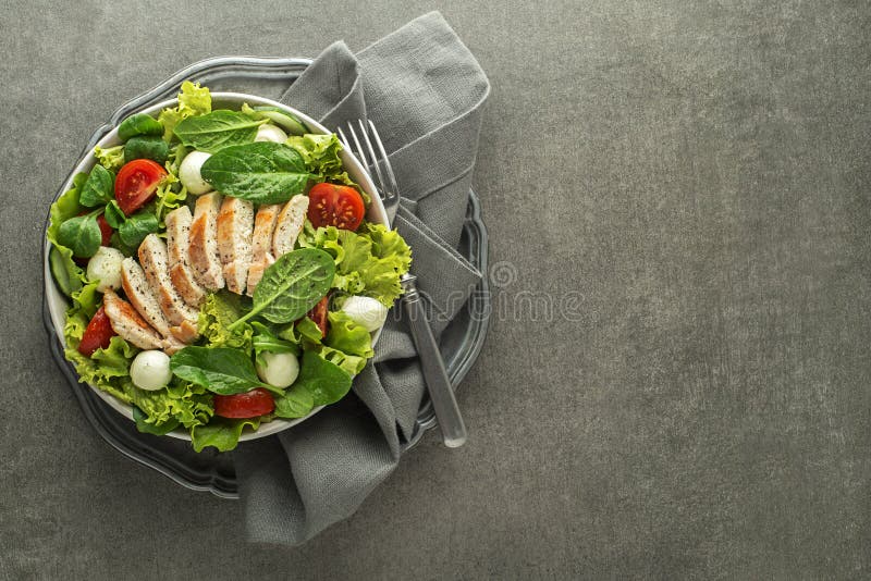 Ensalada De Pollo Con Lechuga De Mozzarella Y Tomate Foto de archivo -  Imagen de coma, lechuga: 183384904