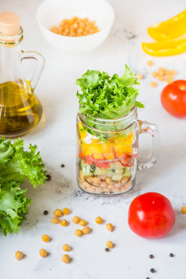 Ensalada en un tarro Ensalada sana hecha en casa del garbanzo, tomate, YE imagenes de archivo Ensalada en un tarro Ensalada sana hecha en casa del garbanzo, tomate, YE imagenes de archivo