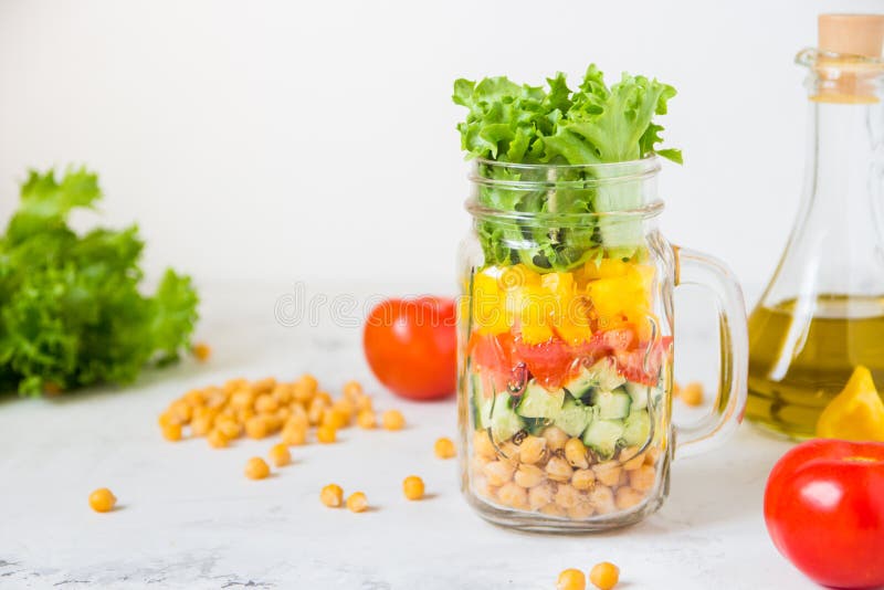 Ensalada en un tarro Ensalada sana hecha en casa del garbanzo, tomate, YE imagen de archivo libre de regalías Ensalada en un tarro Ensalada sana hecha en casa del garbanzo, tomate, YE imagen de archivo libre de regalías