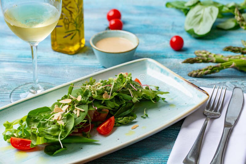 Ensalada fresca con los tomates y los verdes mezclados arugula, mesclun, mache en fondo de madera Alimento sano imagenes de archivo Ensalada fresca con los tomates y los verdes mezclados arugula, mesclun, mache en fondo de madera Alimento sano imagenes de archivo
