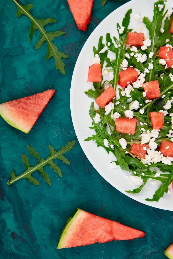 Ensalada fresca de la sand?a del verano con el queso feta y el arugula imagen de archivo libre de regalías Ensalada fresca de la sand?a del verano con el queso feta y el arugula imagen de archivo libre de regalías