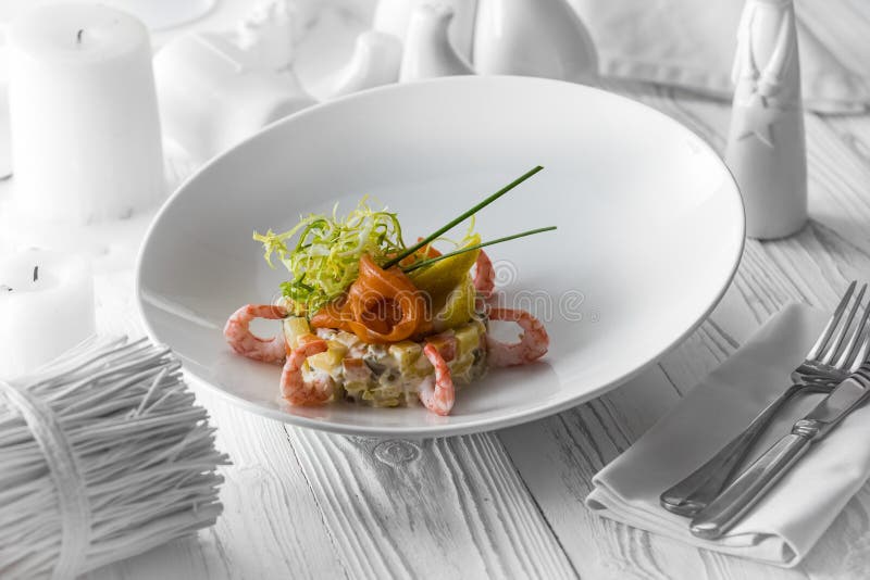 Ensalada fresca ligera del camarón con lechuga y salsa imagenes de archivo Ensalada fresca ligera del camarón con lechuga y salsa imagenes de archivo
