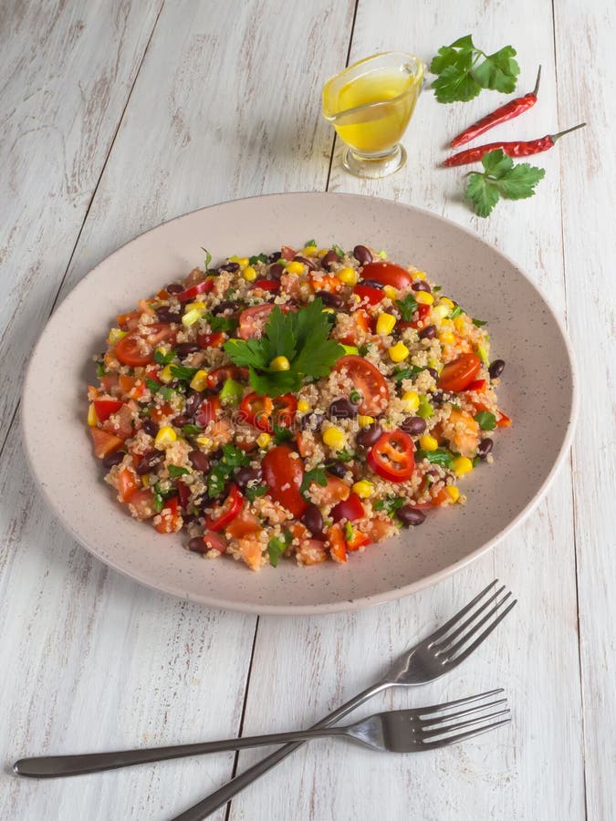 Ensalada mexicana de la quinoa del maíz de la alubia negra Visión superior fotografía de archivo libre de regalías Ensalada mexicana de la quinoa del maíz de la alubia negra Visión superior fotografía de archivo libre de regalías