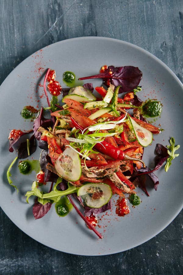 Ensalada picante con la carne de vaca, verdes, pimienta, sésamo, ajo, chile y imagen de archivo Ensalada picante con la carne de vaca, verdes, pimienta, sésamo, ajo, chile y imagen de archivo