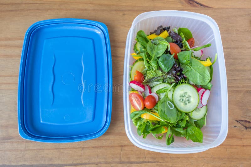 Ensalada recién preparada en una caja del almuerzo con la tapa foto de archivo Ensalada recién preparada en una caja del almuerzo con la tapa foto de archivo