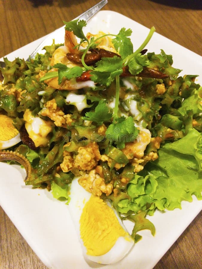 Ensalada tailandesa coa alas picante de la haba imagen de archivo Ensalada tailandesa coa alas picante de la haba imagen de archivo