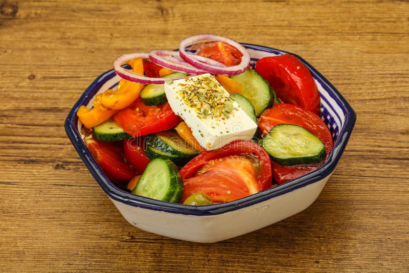 Ensalada tradicional griega con queso feta imágenes de archivo libres de regalías
