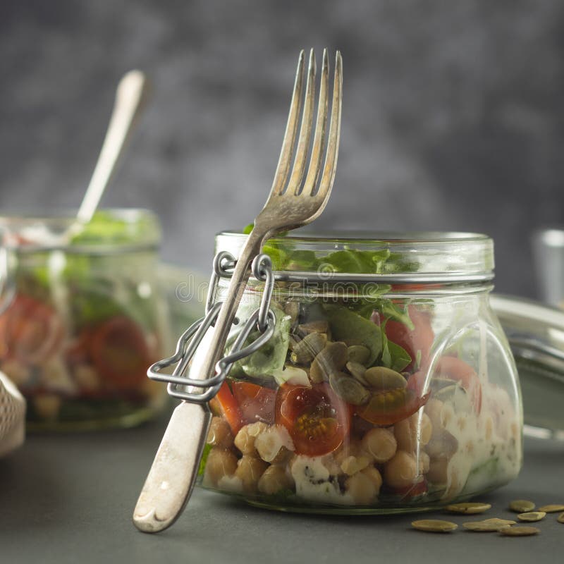 Ensalada vegetal en el tarro de cristal, la dieta, el detox, la consumici?n limpia y el concepto vegetariano, espacio de la copia fotografía de archivo libre de regalías Ensalada vegetal en el tarro de cristal, la dieta, el detox, la consumici?n limpia y el concepto vegetariano, espacio de la copia fotografía de archivo libre de regalías