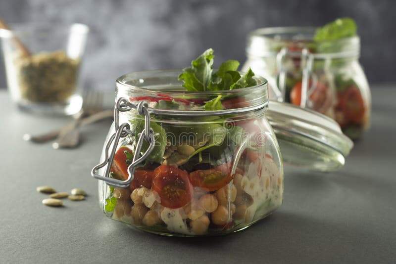 Ensalada vegetal en el tarro de cristal, la dieta, el detox, la consumici?n limpia y el concepto vegetariano, espacio de la copia imagen de archivo Ensalada vegetal en el tarro de cristal, la dieta, el detox, la consumici?n limpia y el concepto vegetariano, espacio de la copia imagen de archivo