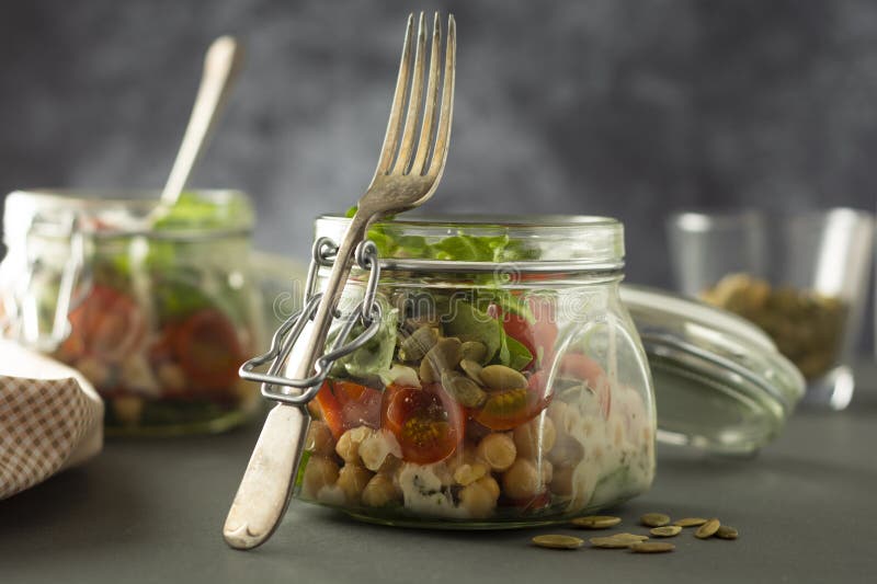 Ensalada vegetal en el tarro de cristal, la dieta, el detox, la consumici?n limpia y el concepto vegetariano, espacio de la copia fotografía de archivo Ensalada vegetal en el tarro de cristal, la dieta, el detox, la consumici?n limpia y el concepto vegetariano, espacio de la copia fotografía de archivo