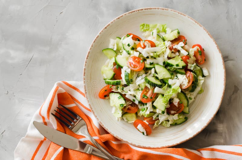 Ensalada vegetal sana de verduras frescas Menú de la dieta para el almuerzo fotografía de archivo libre de regalías Ensalada vegetal sana de verduras frescas Menú de la dieta para el almuerzo fotografía de archivo libre de regalías