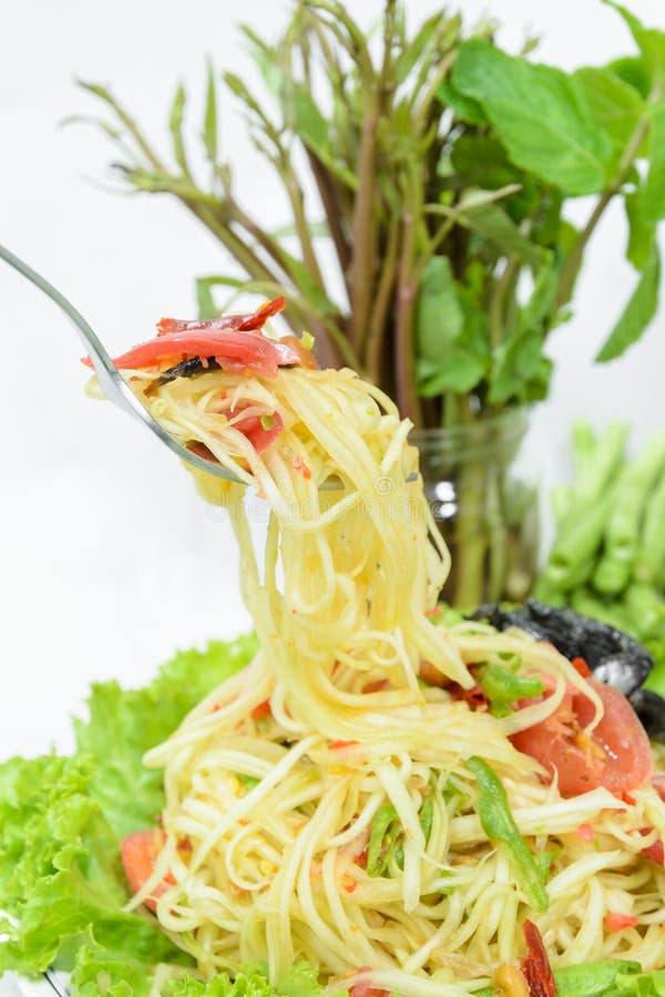 Ensalada verde picante o Somtum de la papaya en el fondo blanco, foo tailandés imágenes de archivo libres de regalías Ensalada verde picante o Somtum de la papaya en el fondo blanco, foo tailandés imágenes de archivo libres de regalías