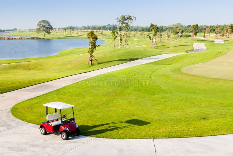 Ensam golfvagn i golfklubb fotografering för bildbyråer Ensam golfvagn i golfklubb fotografering för bildbyråer