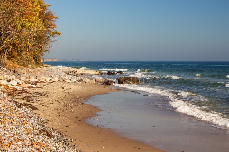 Ensam strand med vågor på kusten av Moen en ö i Danmark fotografering för bildbyråer Ensam strand med vågor på kusten av Moen en ö i Danmark fotografering för bildbyråer
