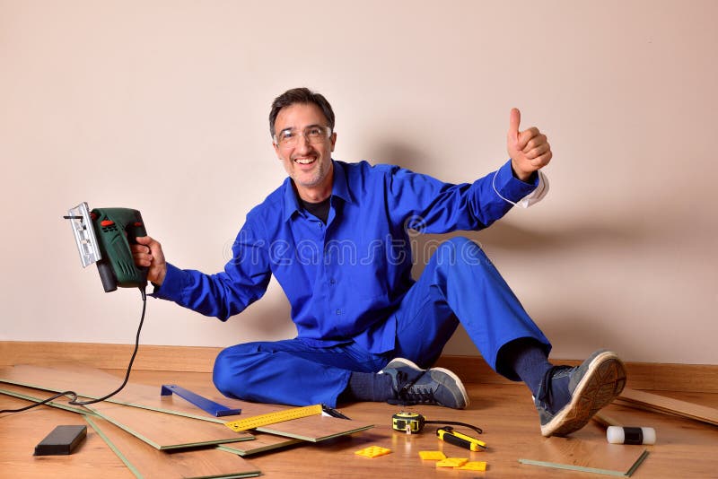 Ensamblador de parquet profesional con gesto ok montaje de parquet foto de archivo libre de regalías